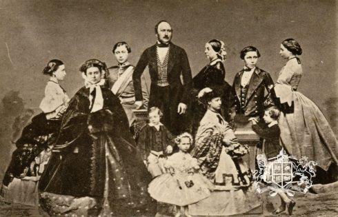 Принц Альберт и королева Виктория с детьми